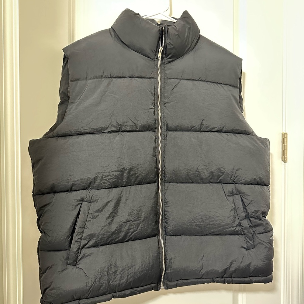 Pretty Little Thing Plus Women's Black Puffer Vest Size XL NWT - Picture 4 of 10